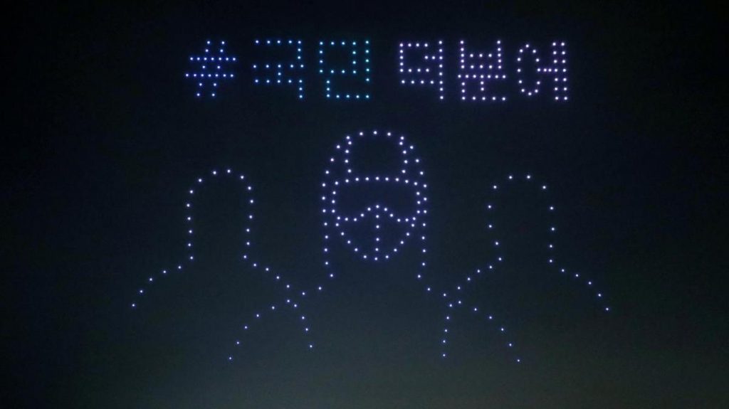 Espectáculo de cientos de drones que sobrevuelan Seoul con este mensaje