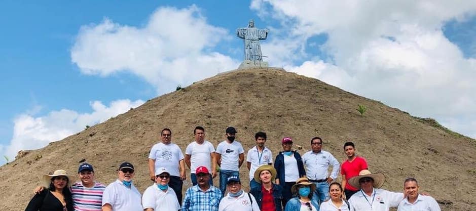 VIDEO-FOTOGALERÍA || Colocan Cristo sobre pirámide prehispánica en Veracruz
