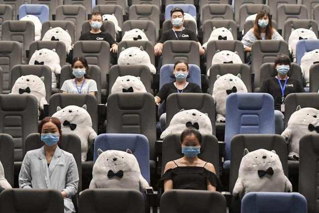 Osos de peluche cuidan la sana distancia en cines de China