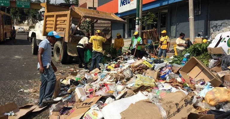 Aparecen toneladas de basura tras apertura de actividades en Acapulco