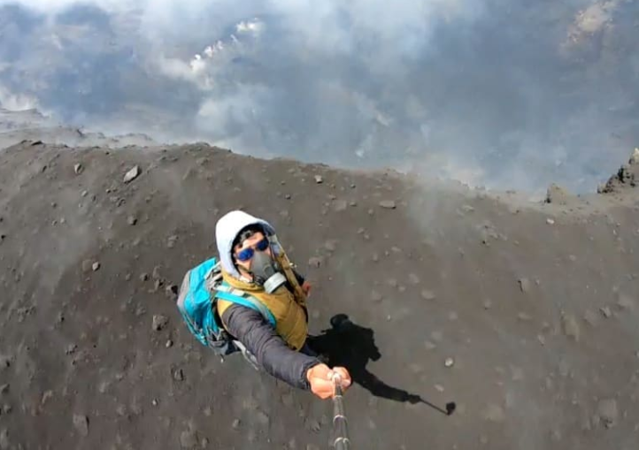 (Video) Youtuber sube a volcán Popocatépetl y se graba a metros de su cráter