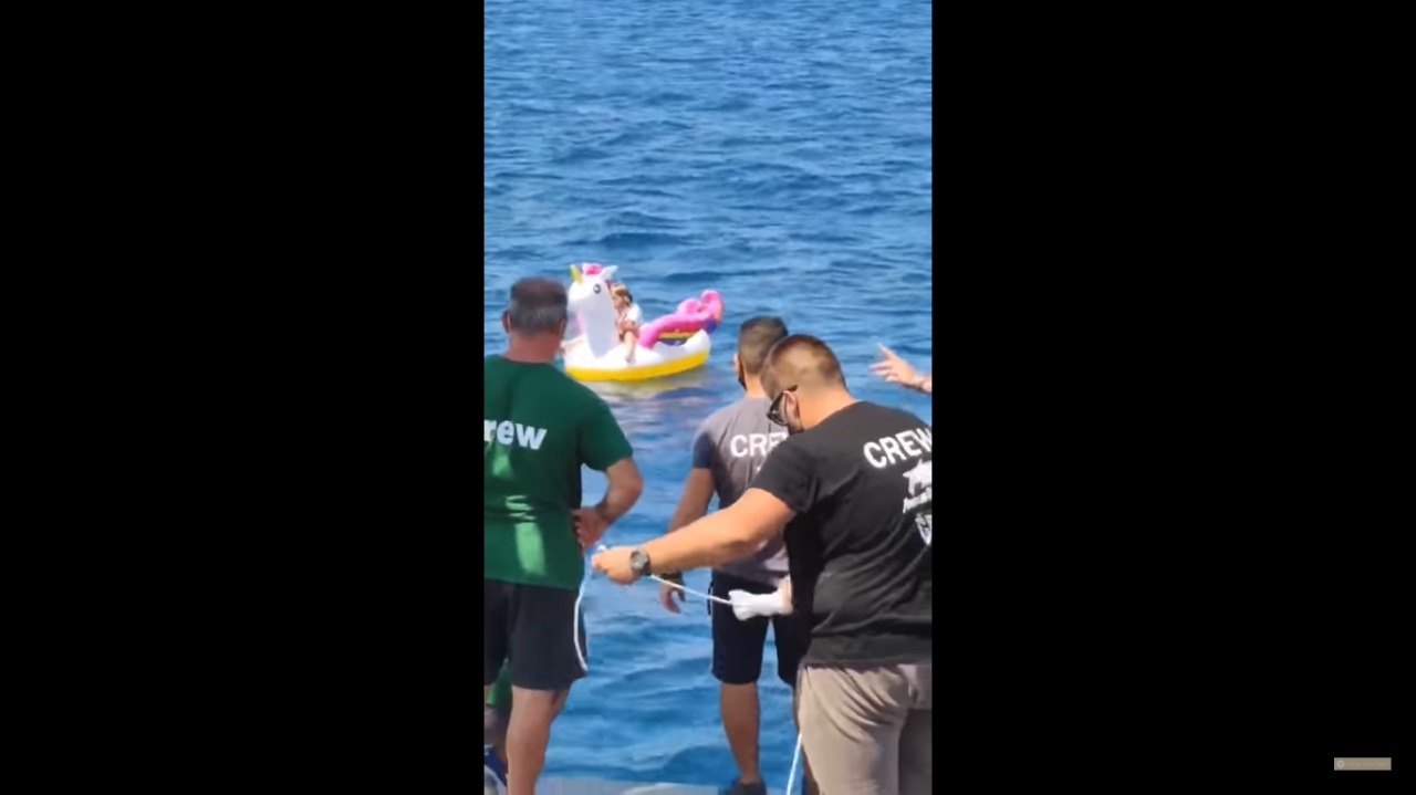 VIDEO || Rescatan de alta mar a una niña gracias a su flotador de unicornio