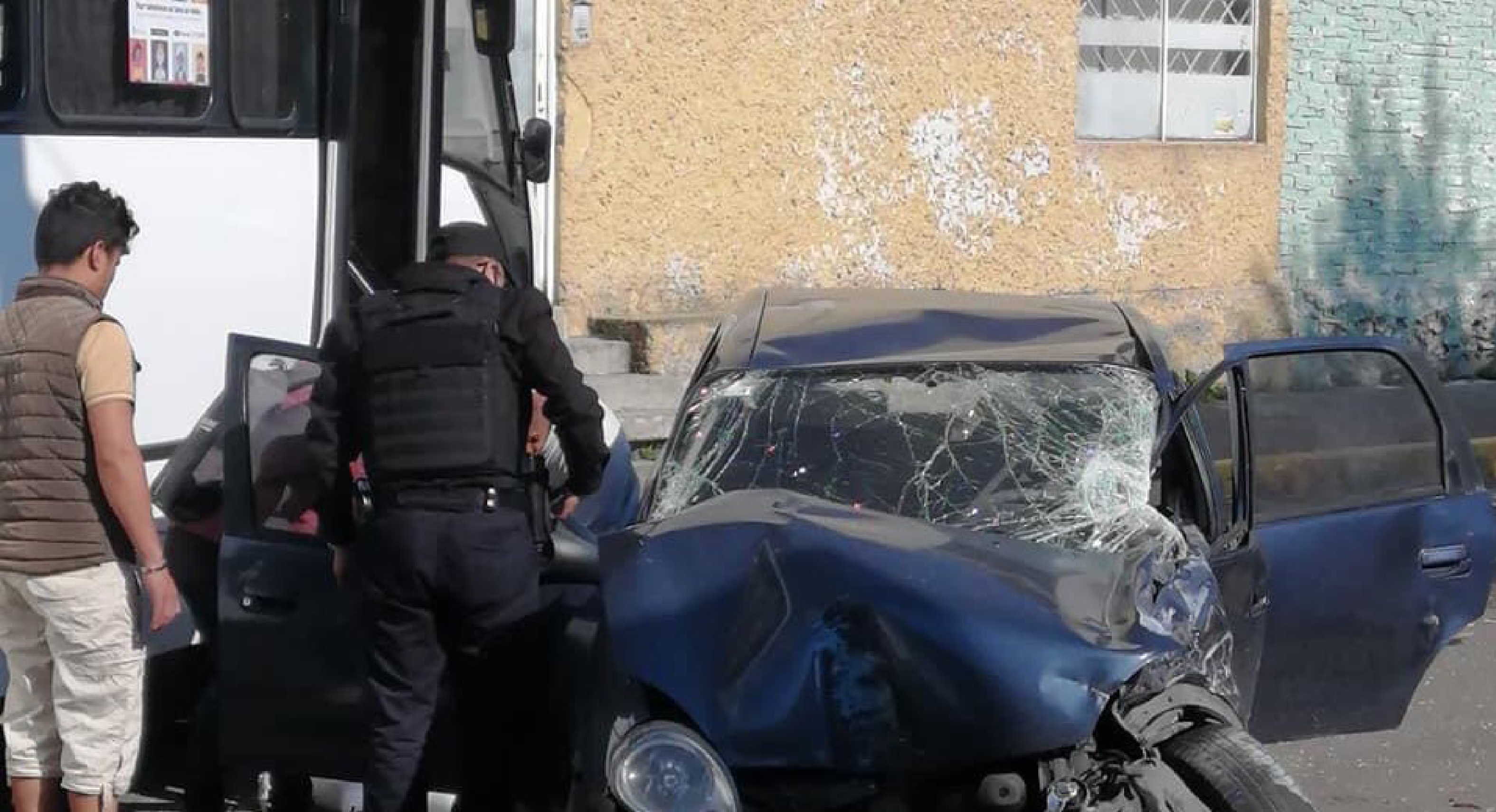 FOTOGALERÍA || Duro accidente vehicular entre un camión y vehículo particular