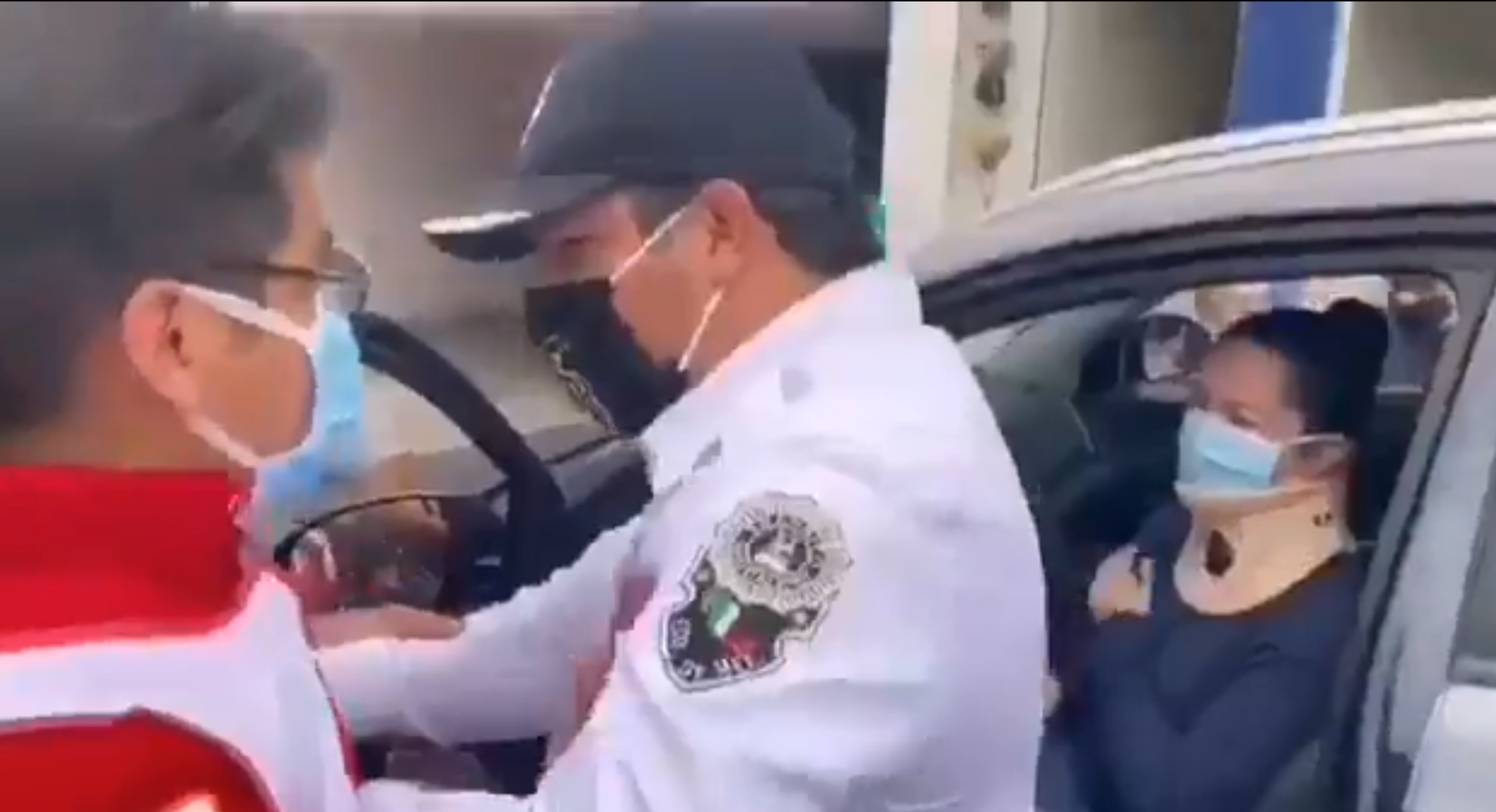 VIDEO || Tránsito de Naucalpan obstruye labores de atención a personal de la Cruz Roja