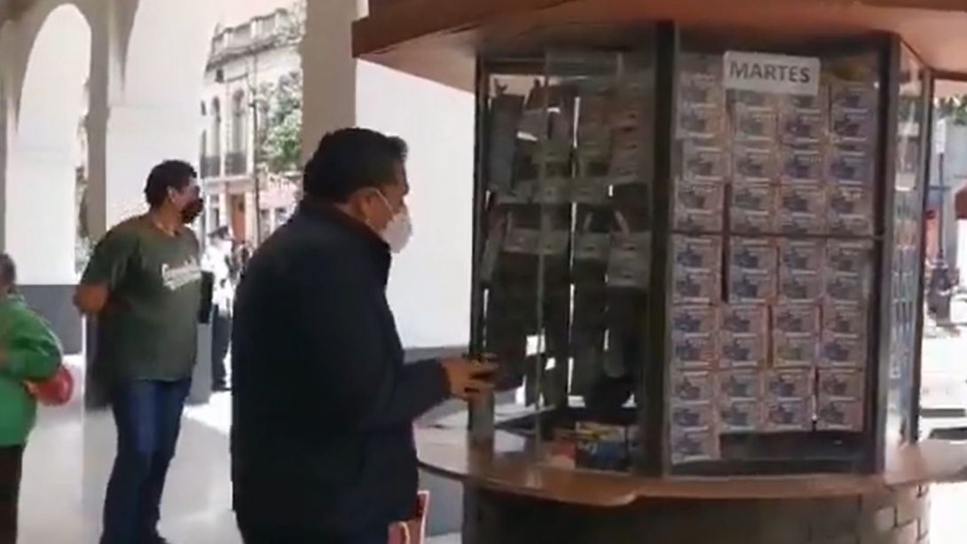 alcalde-municipal-de-toluca-compra-cachito-para-rifa-del-avion-presidencial