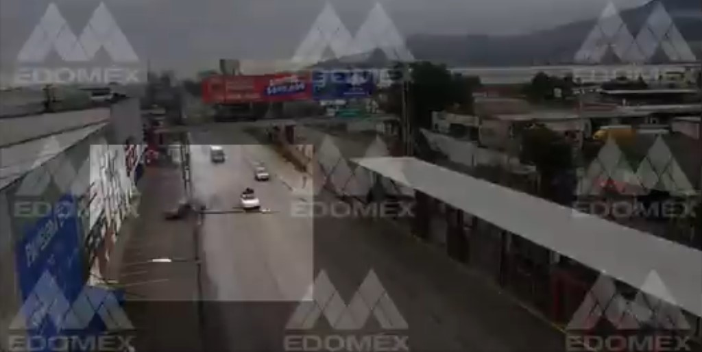 (Vídeo) Se impacta contra poste y se parte en dos su auto
