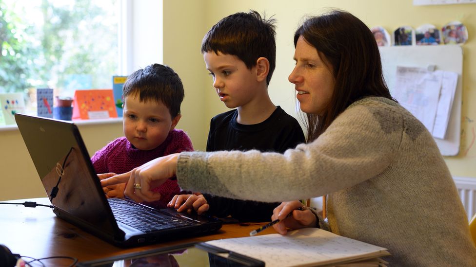 Padres no podrán faltar al trabajo para apoyar a sus hijos en clases virtuales