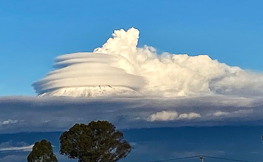 VIDEO|| Fenómeno de nubes sobre el Popocatépetl con forma de nave espacial.