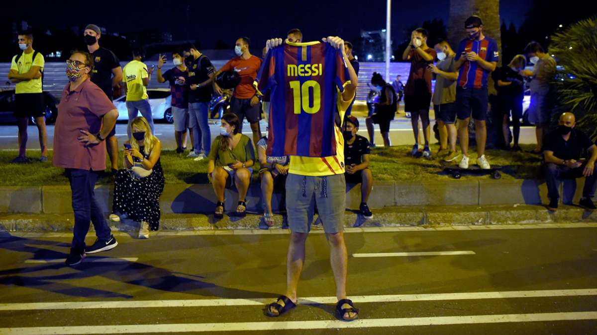 Aficionados del Barcelona entran al estadio pidiendo la dimisión de Bartomeu