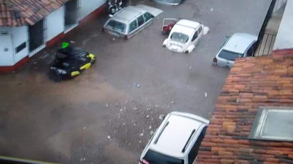 [Video] Se inundan las calles de Valle de Bravo  tras fuerte lluvia