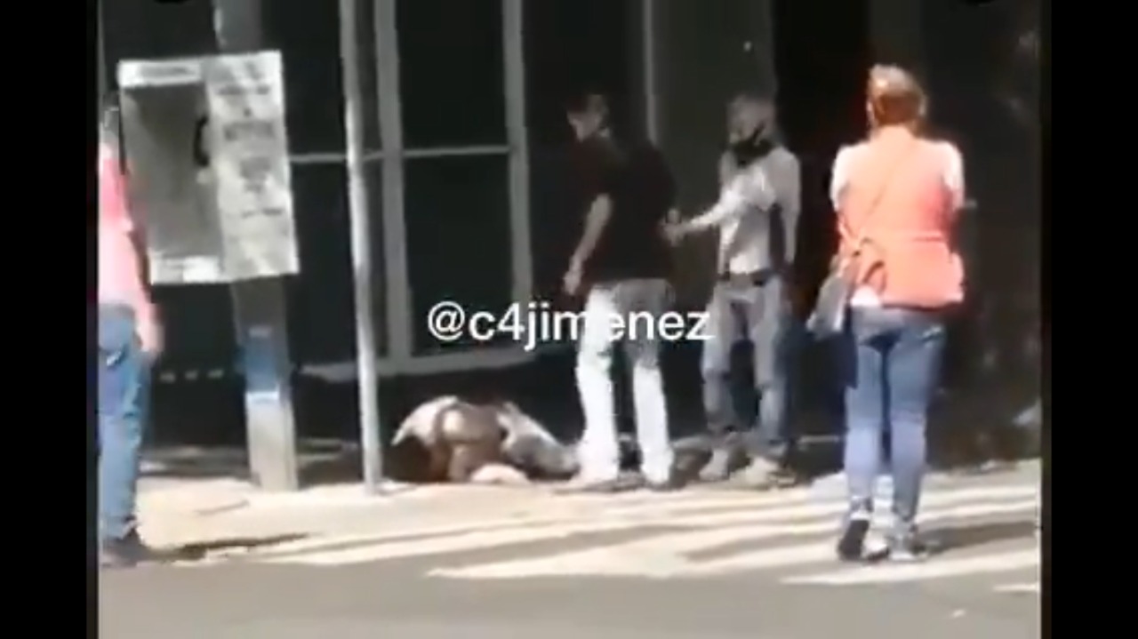 (VIDEO) Golpean asaltante por robar una barbería en la CDMX