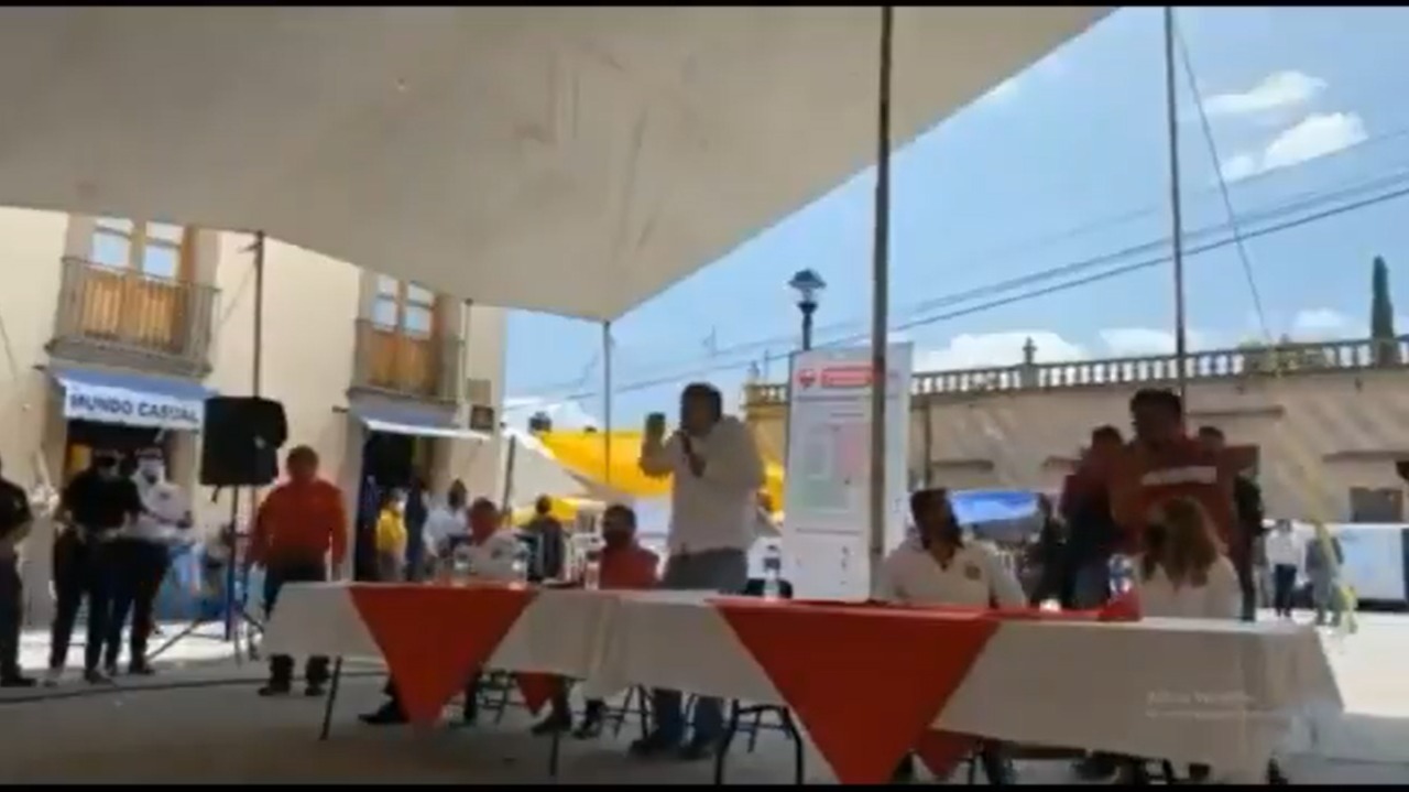 (VIDEO) Lanzaron huevos y tomatazos a diputado en Hidalgo
