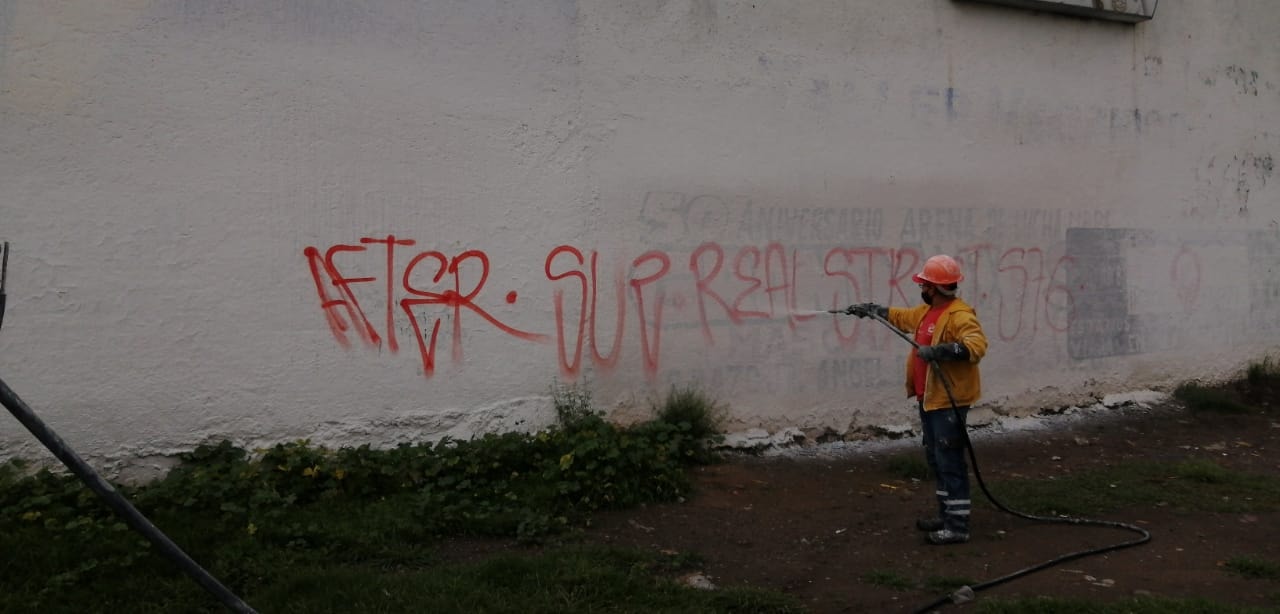 Eliminan autoridades grafiti para mejorar la imagen urbana de Toluca