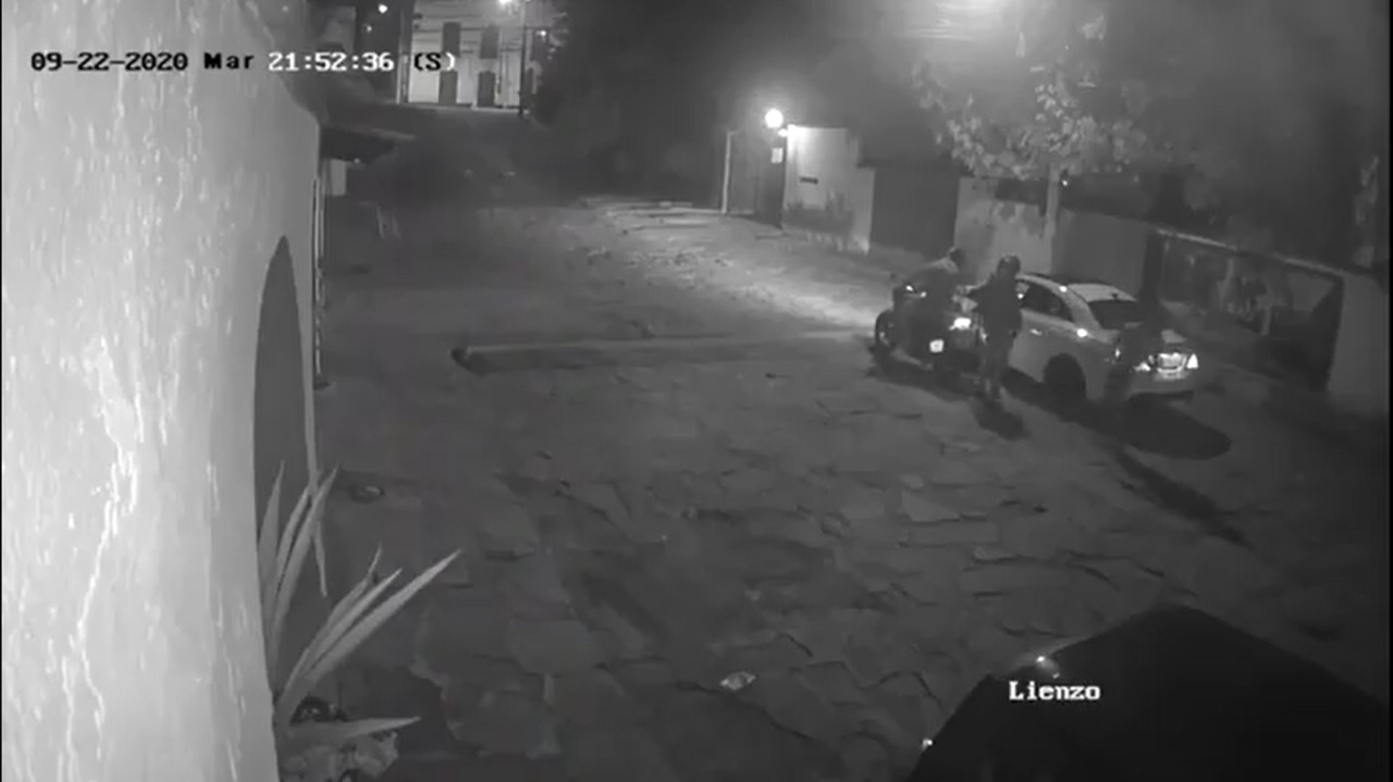 (VIDEO) Ladrones roban auto en segundos en el Edomex