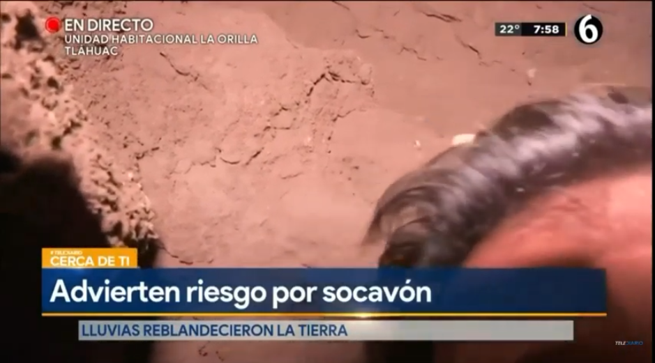 (Video) Camarógrafo cae a un socavón en transmisión en vivo desde CDMX