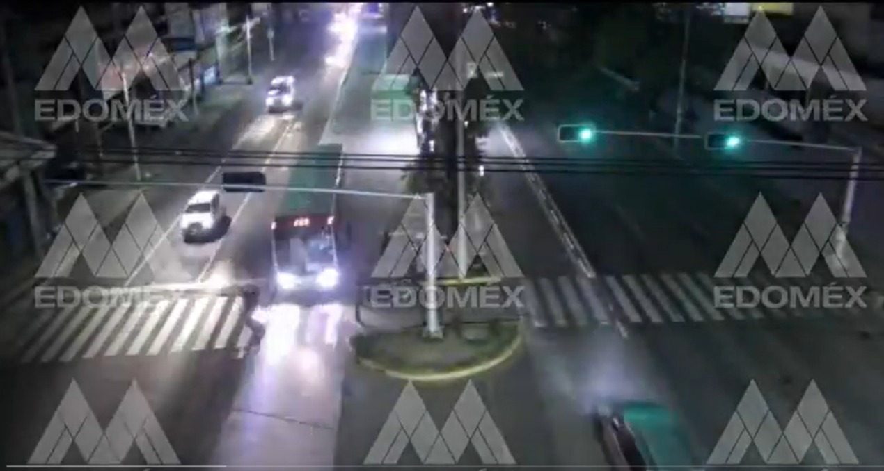 (VIDEO) Motociclista casi es atropellado en Ecatepec