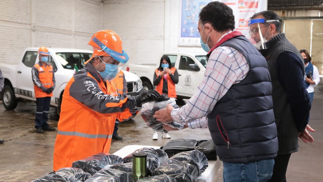 Distribuye Toluca mil 300 cubrebocas al personal de Servicios Públicos