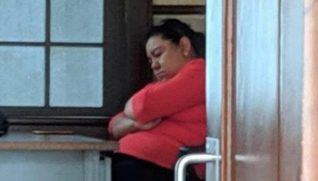 maestra-se-duerme-en-plena-clase-en-linea2