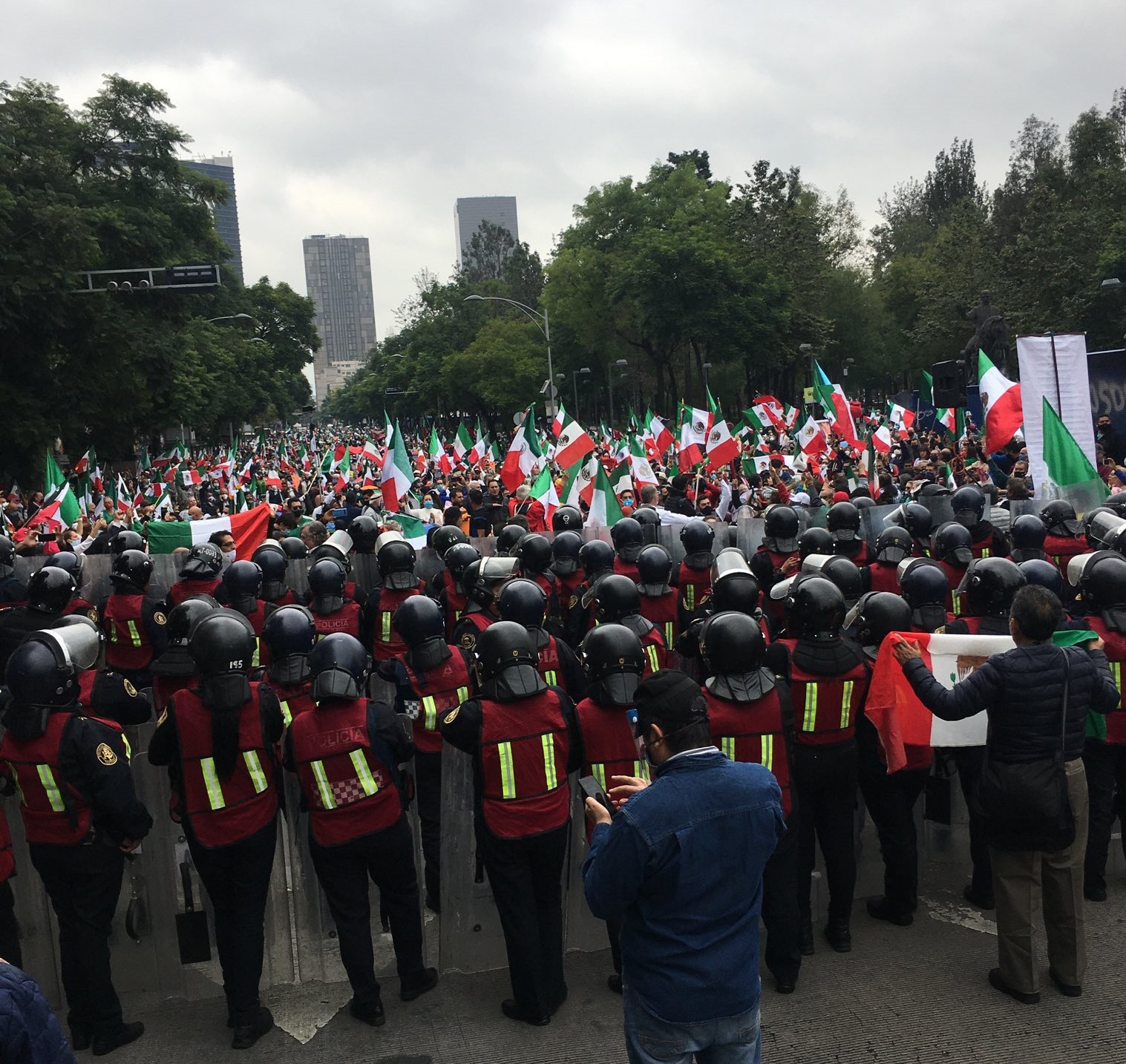 Bloquen policías marcha contra AMLO en CDMX