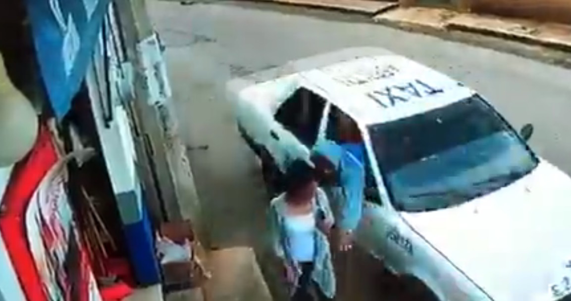 (Video) Roban bolsa a mujer desde un auto en movimiento