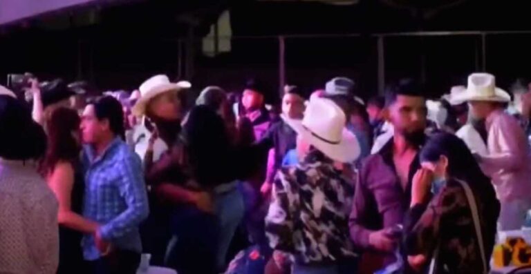 VIDEO|| Pobladores de San Andrés Cuexcontitlán hacen caso omiso a Covid y realizan baile masivo.
