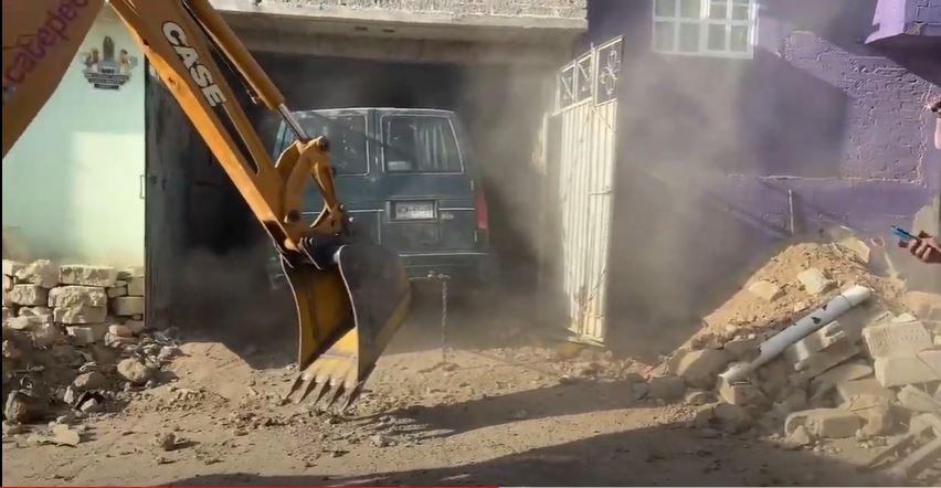 Video || Deslave de cerro sobre 3 casas en Ecatepec