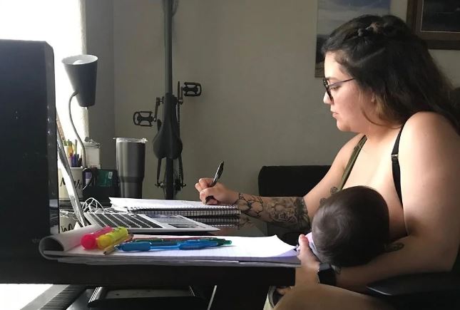 Estudiante es discriminada por amamantar a su hija durante clases virtuales