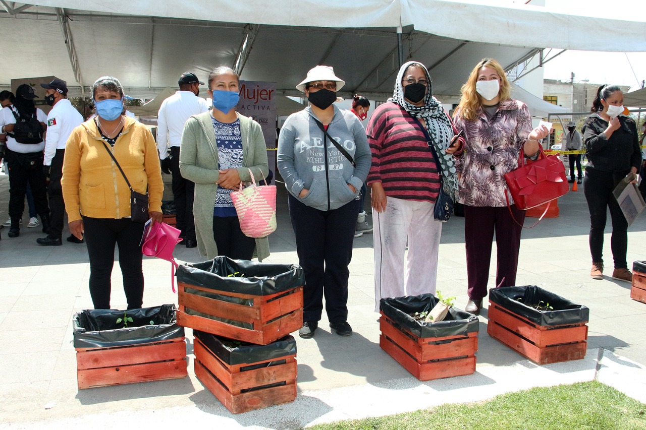 Gobierno de Toluca entrega huertos familiares en San Pablo Autopan