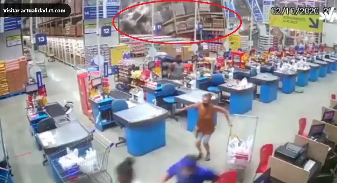 (Video) Caída de estantes en tienda comercial deja una persona muerta