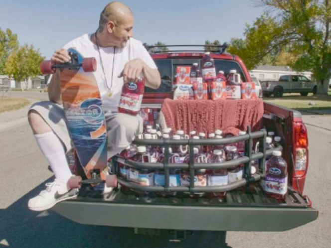 Cholo viral de TikTok recibe camioneta llena de productos