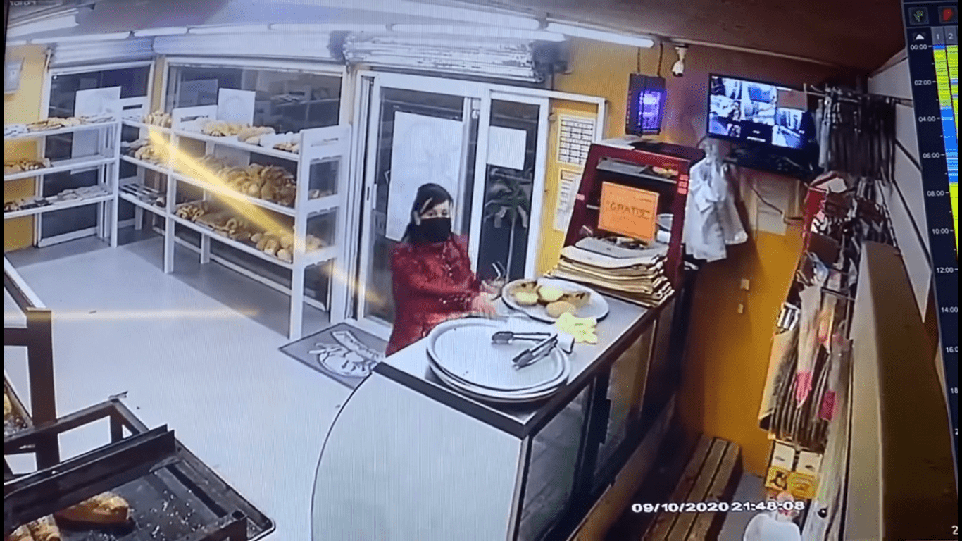 (Video) Mujer disimula comprar pan antes de asaltar panadería de Toluca