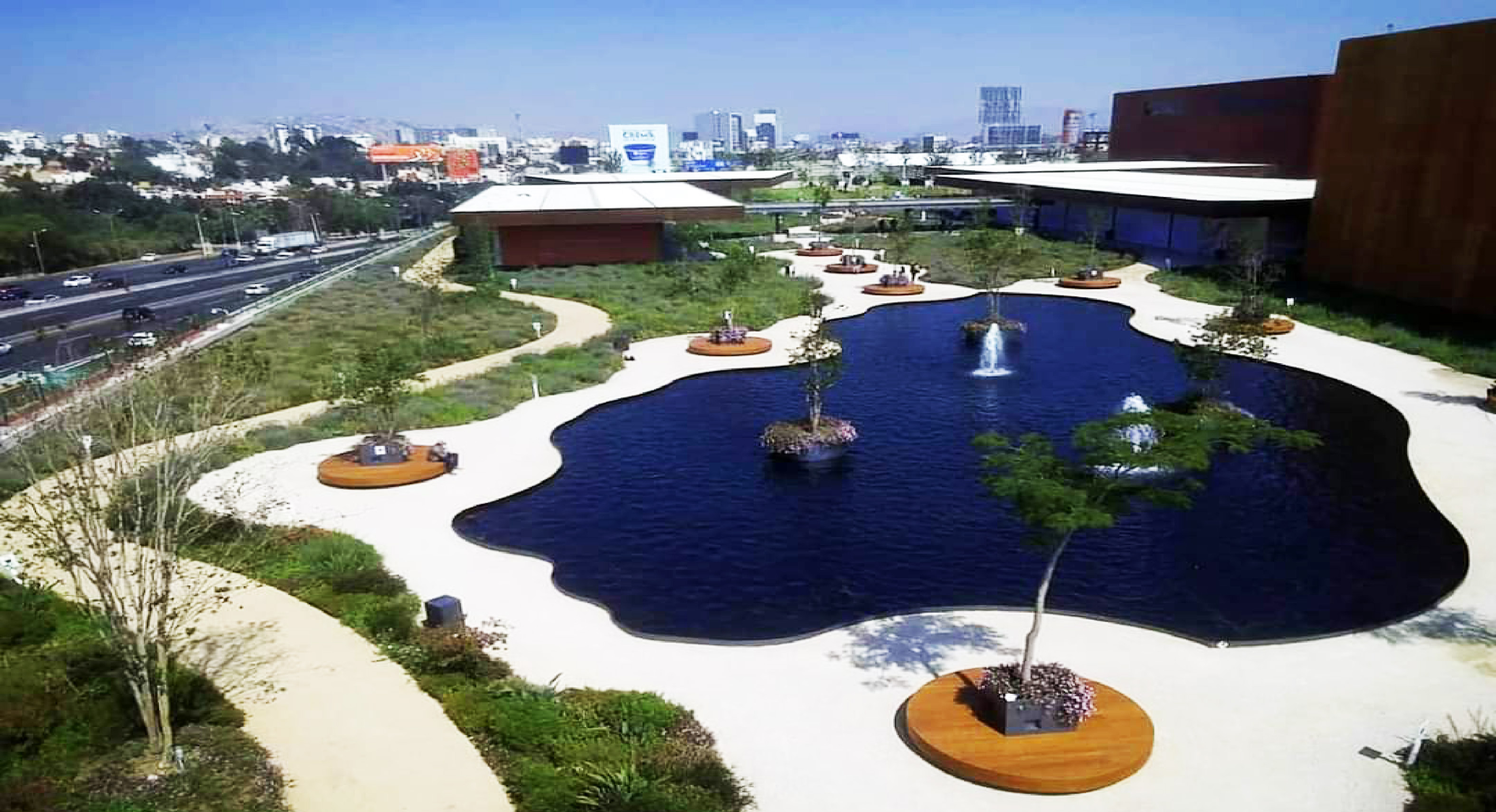 Nuevo centro comercial mexiquense con el parque más grande del mundo en su azotea || VIDEO