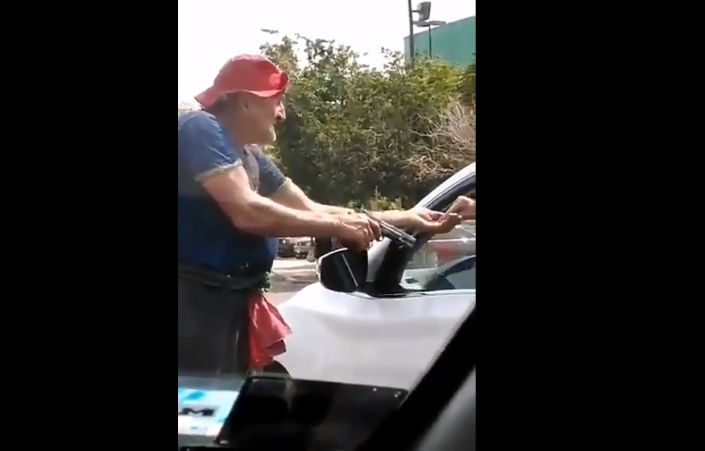 (Video) Hombre pide limosnas con pistola en mano