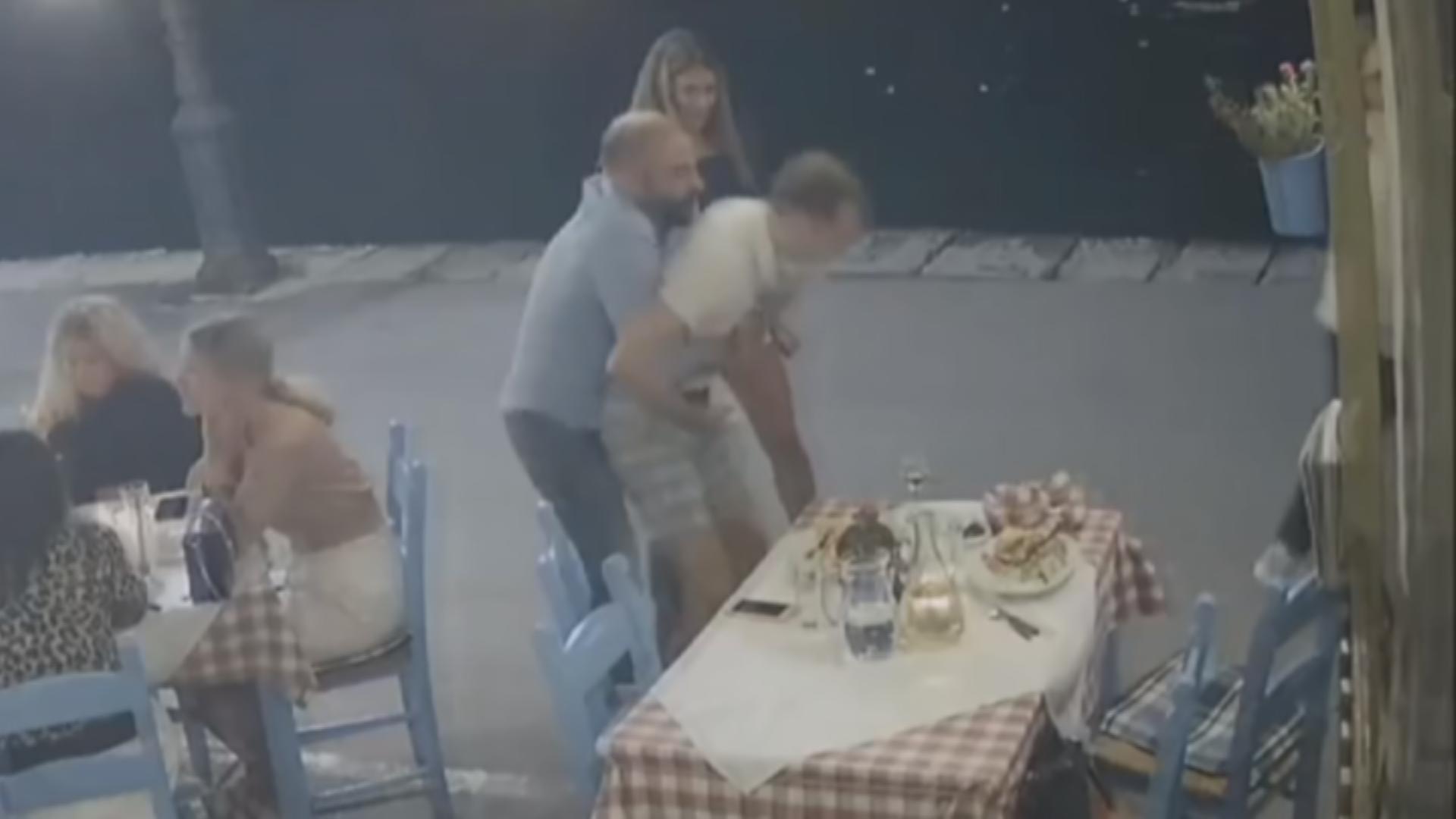 (VIDEO) Joven casi se ahoga en un restaurante: Un empleado lo salvó