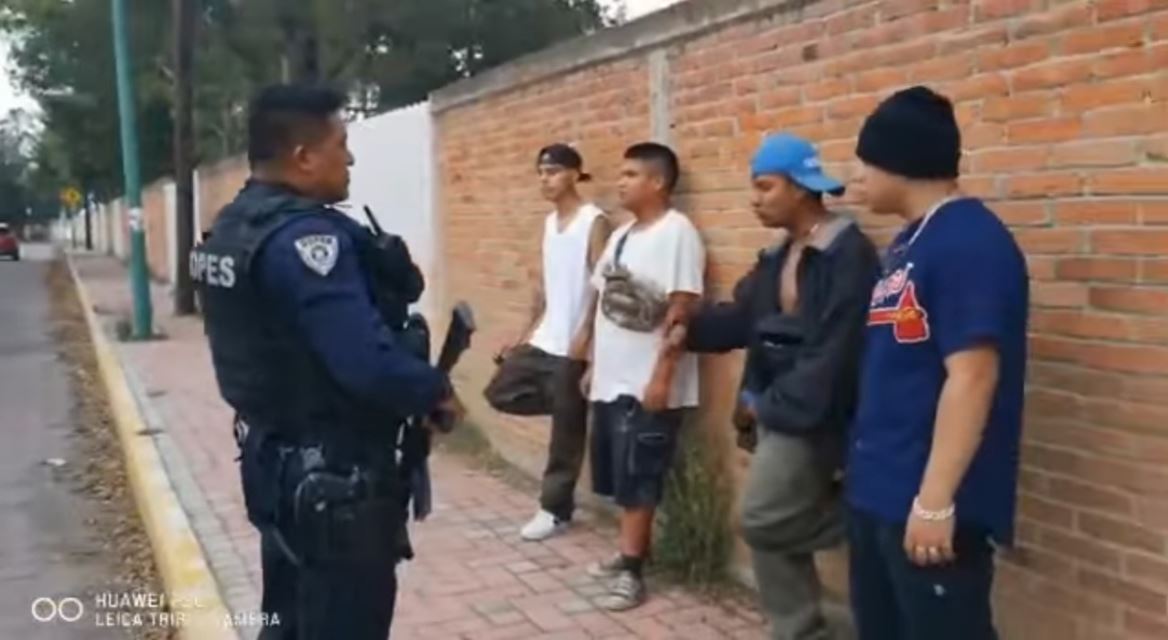 (VIDEO) Se ponen a rapear y policías les perdonan el arresto
