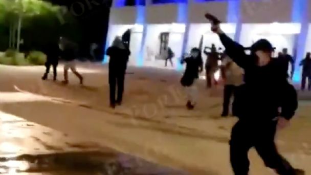 Cancún: Policías disparan al aire para dispersar manifestantes y golpean a mujer
