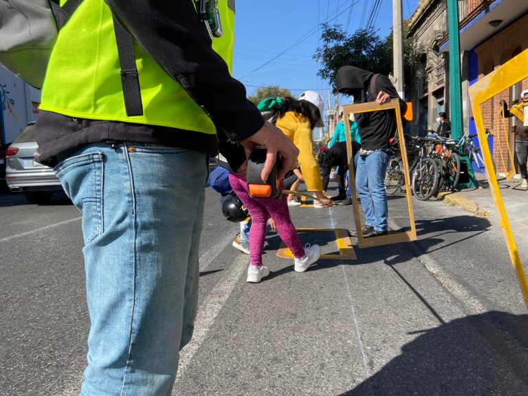Habitantes de Toluca crean una ciclovía emergente en calle principal de la ciudad