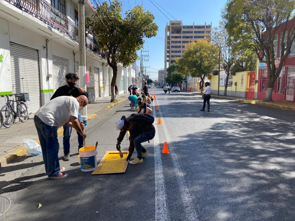 Habitantes de Toluca crean una ciclovía emergente en calle principal de la ciudad