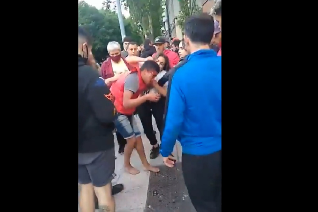 (Video) Mujer aplica técnica de jiu-jitsu para someter a su ladrón en Argentina
