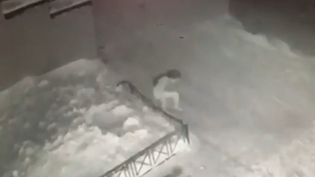 (Video) Niña rusa cae de un cuarto piso y se levanta como si nada.