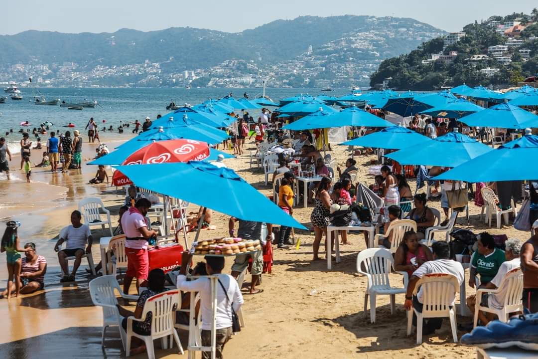 Playas de Guerrero se llenan de turistas pese a alza de coronavirus