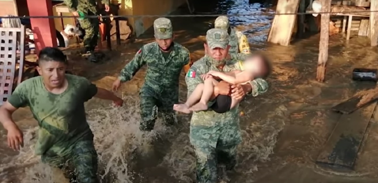 (Video) Soldados salvaron a un bebé de morir ahogado en Tabasco por las inundaciones