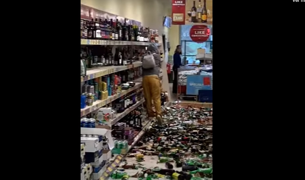 (Video) Mujer tira y rompe botellas de alcohol en un supermercado sin una explicación