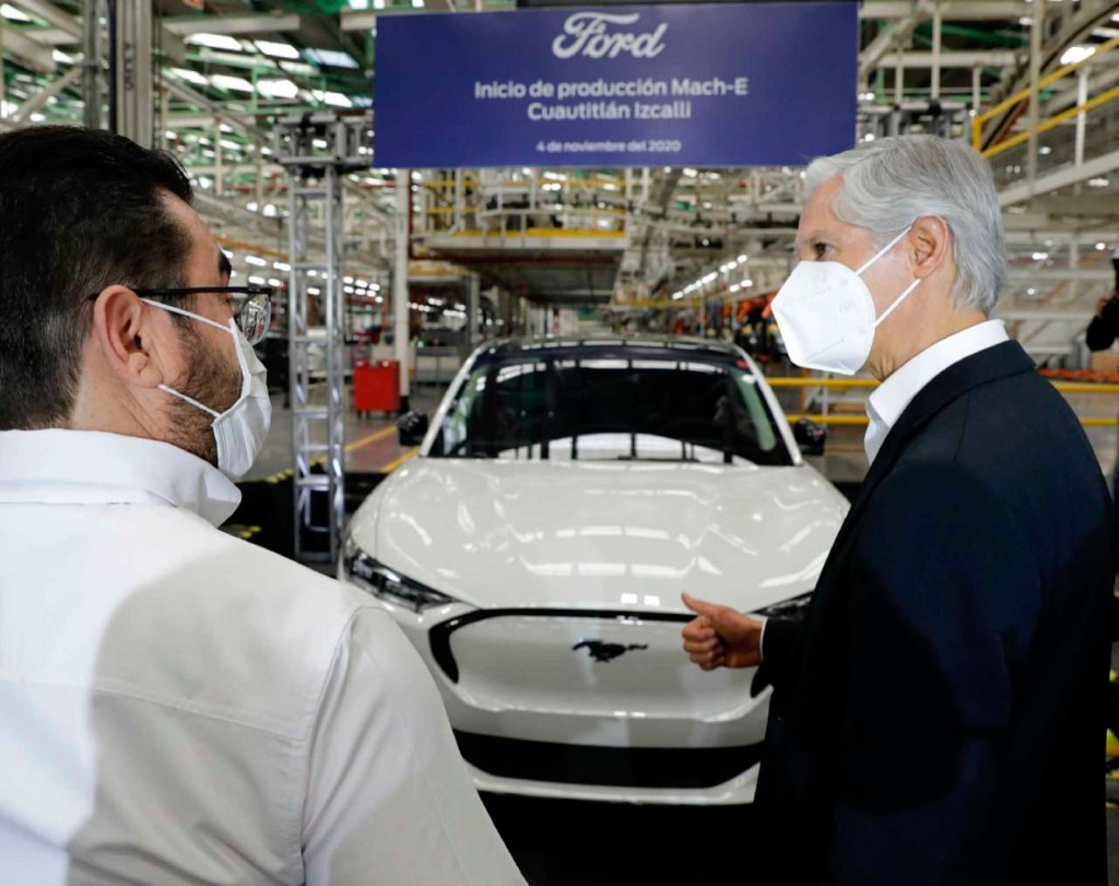 Alfredo del Mazo presenta primer auto eléctrico fabricado en México