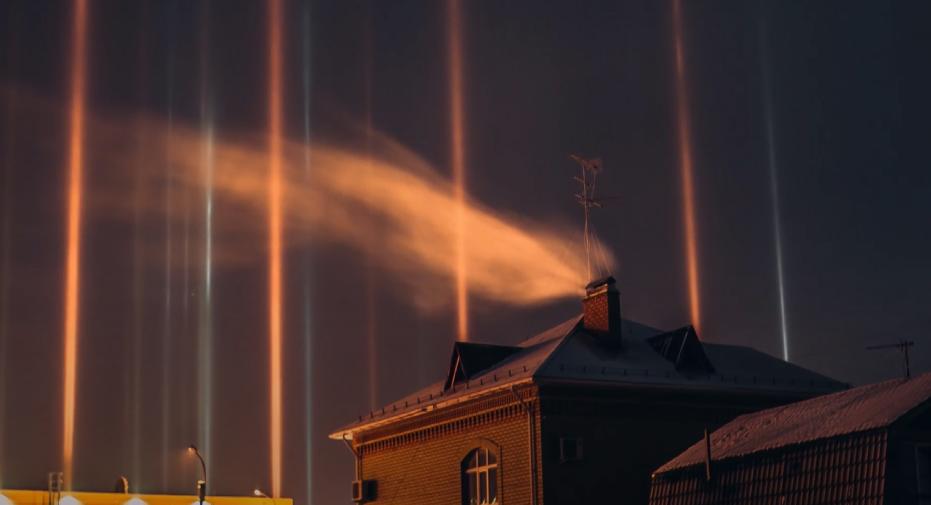 Aparece un increíble fenómeno de pilares de luz en el cielo de Rusia || VIDEO