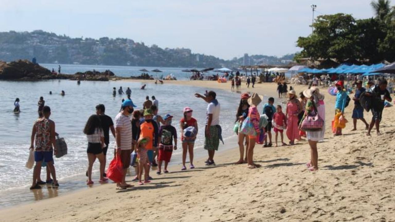 Cientos de turistas llegan a Acapulco provenientes de la CDMX y Edomex