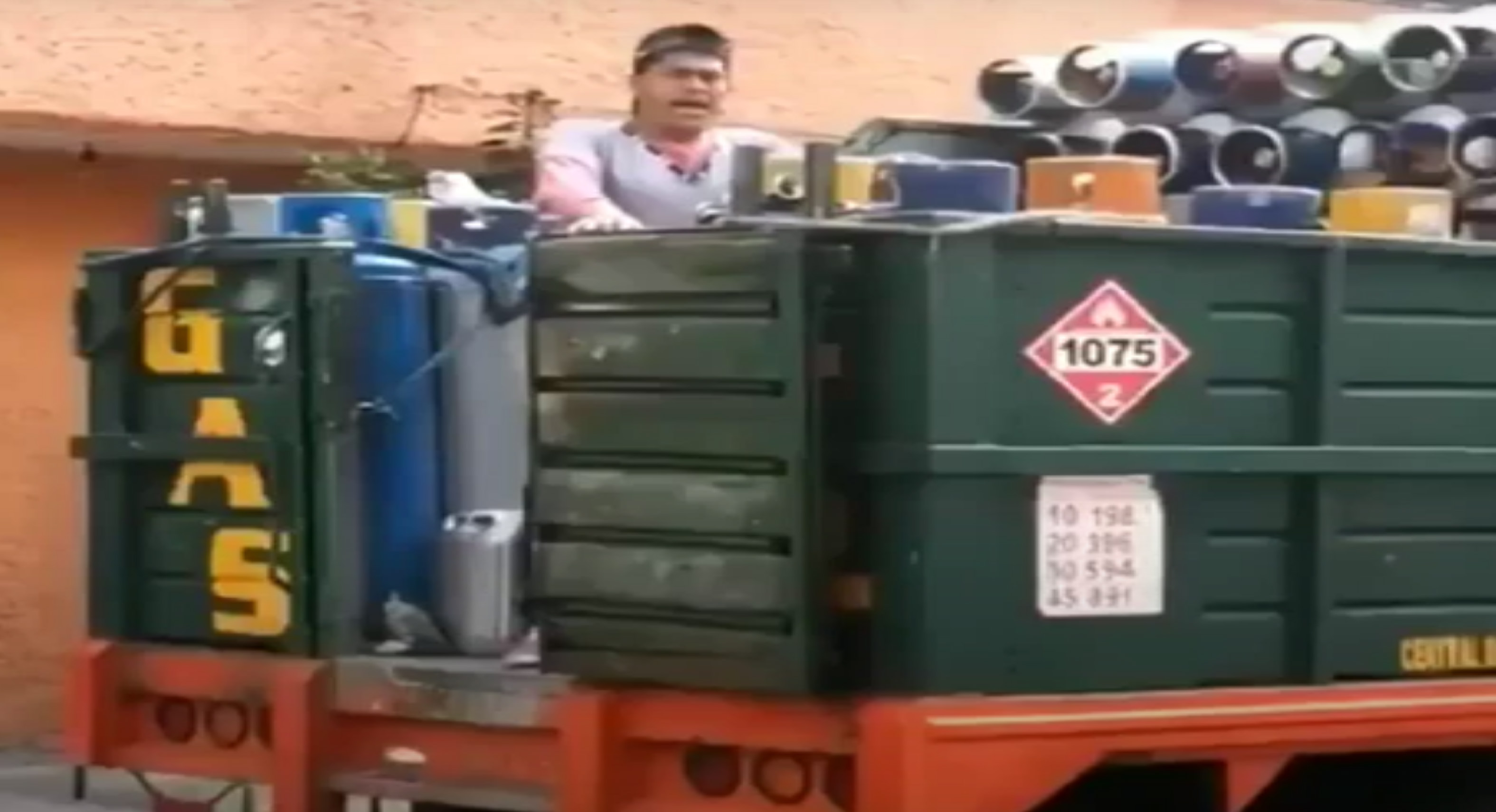 Gasero vende tanques al ritmo de villancicos || VIDEO