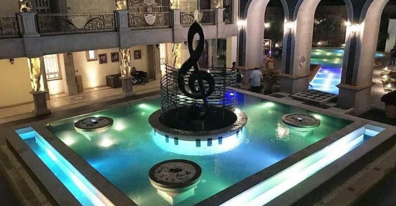 El Buki inaugurará lujoso hotel en Michoacán