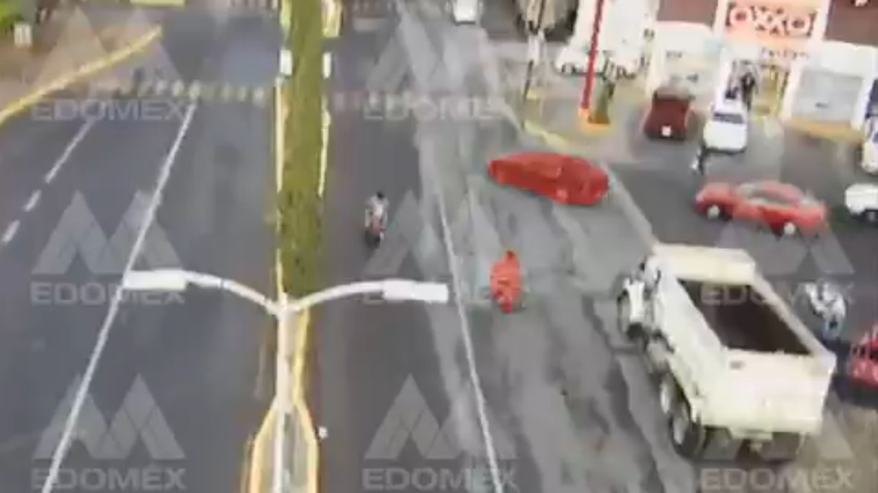(VIDEO) Se registra accidente entre motociclista y automóvil en Edomex
