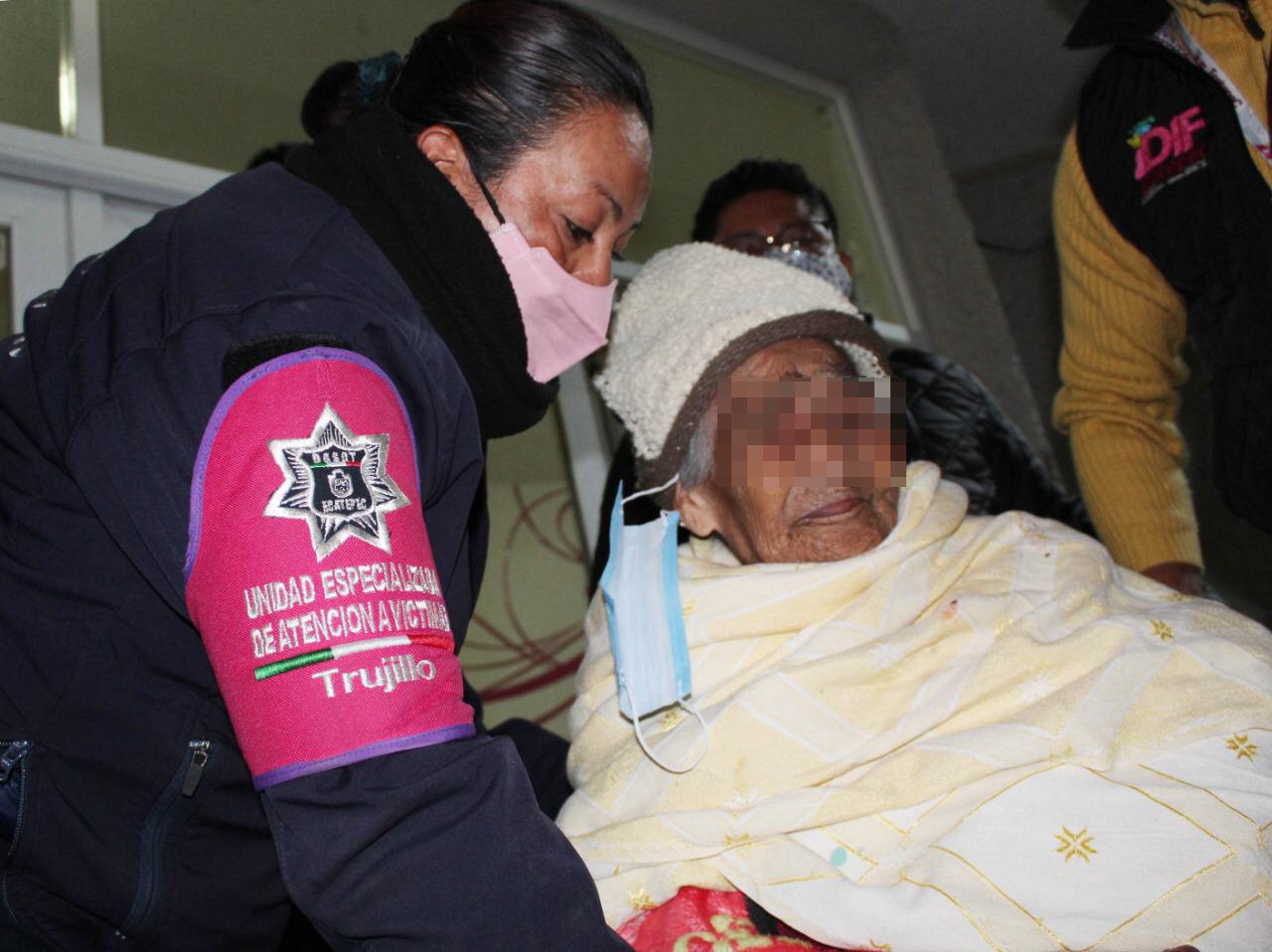 Maura mujer de 90 años, fue abandonada en una banqueta || FOTOS